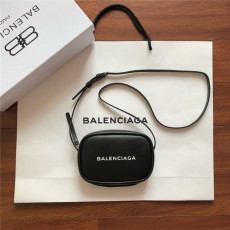 [premium] B 발렌*** 카메라백 미니 20CM