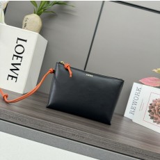 [premium] L 로에* 샤이니 나파 송아지 가죽 소재의 노트 T 파우치 블랙브라이트오렌지